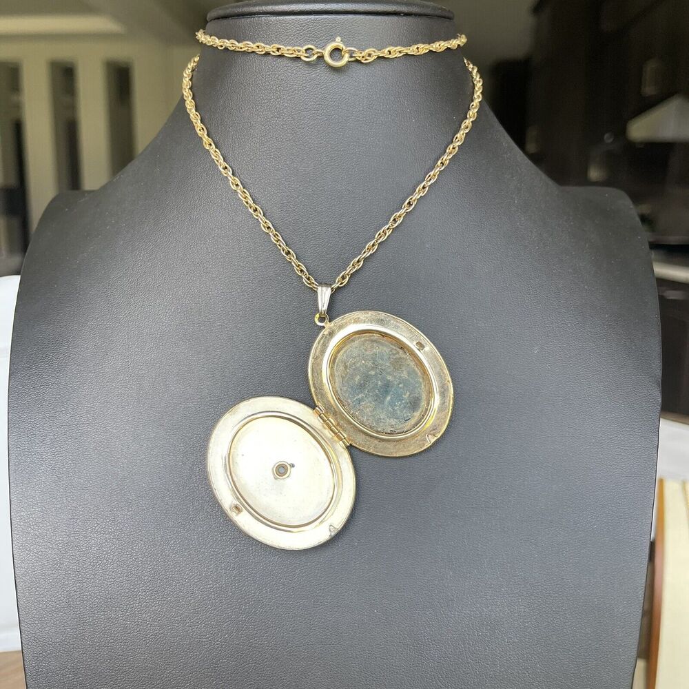 Vintage Courting Love Couple Cameo Gold Tone Hinged Oval Picture Locket Necklace - Picture 4 of 5